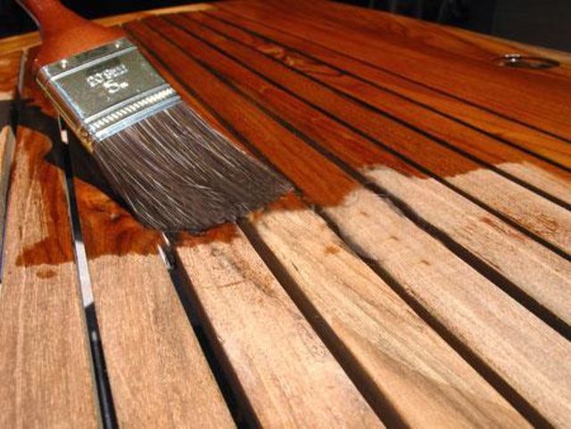 Cómo aplicar barniz en madera de exterior